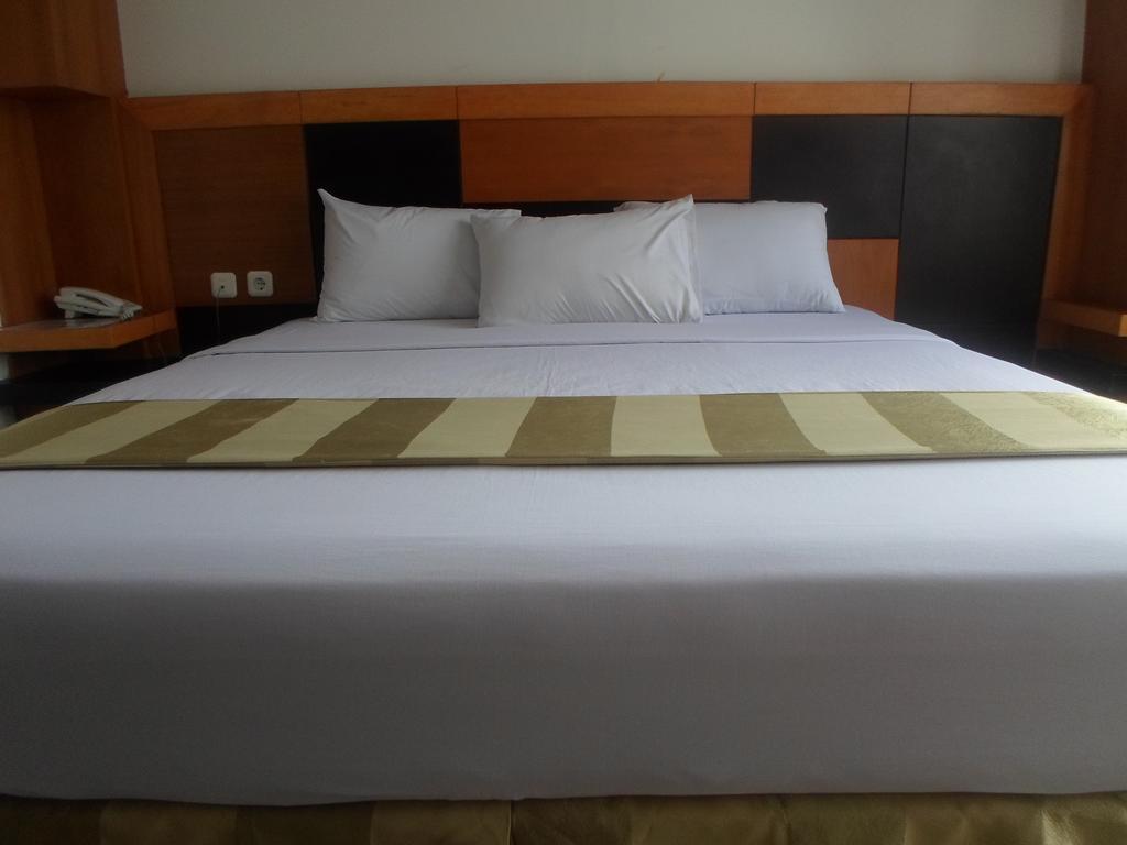 Hotel Grand Karawang Indah Buitenkant foto