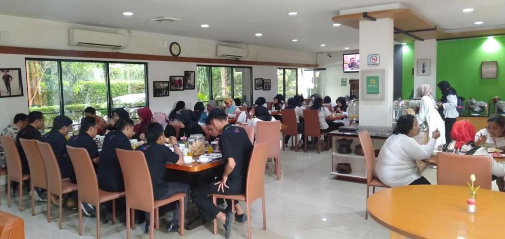 Hotel Grand Karawang Indah Buitenkant foto